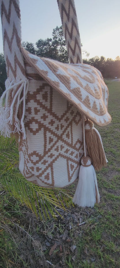 CELINA WAYUU HANDBAG,Traditional Best-Selling WAYUU Bag, Original Crochet Crossbody, Handmade Colombian Bucket Bag, Mochila Wayuu, boho handbag, hippie, handbag, white and beige color handbag